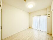 バルコニーに繋がるお部屋は開放感があります。　