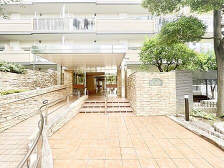 外観「無料オンライン相談」受付中!落ち着いた雰囲気のエントランス