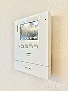 訪問者が一目でわかる安心のＴＶモニター付きインターホン。   