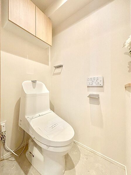 明るく清潔感のあるトイレです。