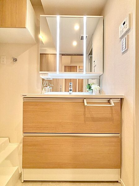 清潔感ある洗面化粧室で朝の身支度も快適