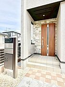 玄関前は雨が降っても濡れにくい屋根付き