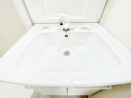 ハンドシャワー付き！使いやすい洗面台。