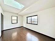 2面採光の洋室。窓から入り込む陽光がお部屋全体を優しく包み込みます！