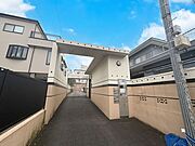 外観 綺麗なエントランスは、居住者を優しく迎えいれてくれます  