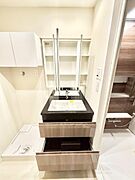 三面鏡の裏に、化粧品や衛生用品などを収納可能。洗面台をすっきりと保ちます！