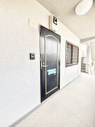 シンプルで落ち着いた雰囲気の玄関周り
