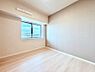 子供部屋：窓からのやさしい光が心地よいプライベートルーム  