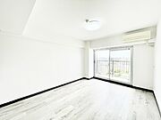 大きな窓からたっぷりの陽光と風を感じられるリビング