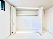 洋室のクローゼット。奥行きがあるので厚手の衣類もすっきり収まります。