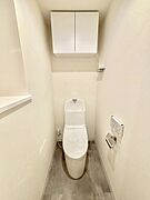 明るく清潔感のあるトイレです。  