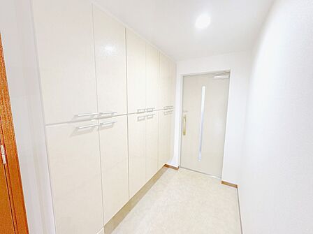 散らかりがちな玄関もスッキリ!ご家族の靴もたっぷり収納できる玄関収納付きです。
