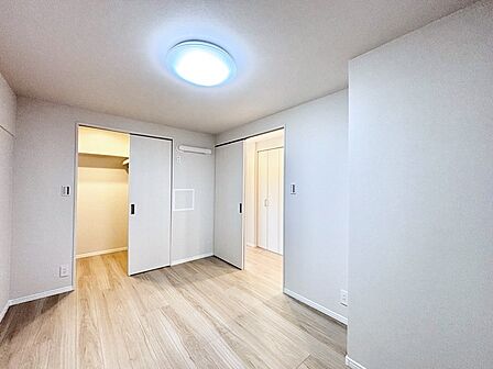 ウォークインクローゼットの活用で生活空間を広々お使いいただけます