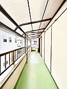 暖かな陽光が降り注ぐバルコニーはお洗濯におすすめ。爽やかな風も心地よいです。 
