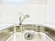 いつでも清潔なおいしいお水を。一つの水栓で水道水と浄水を使い分け。