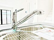 いつでも清潔なおいしいお水を。一つの水栓で水道水と浄水を使い分け。