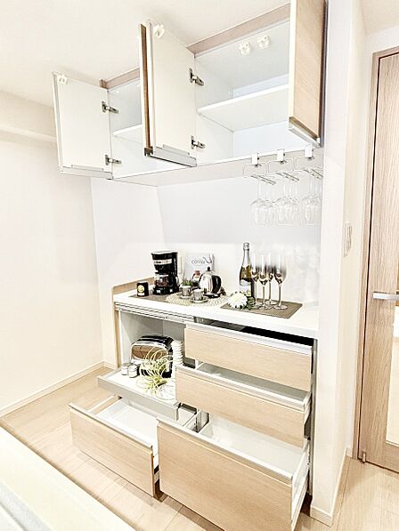 調理器具や食器などもしっかり収納できます