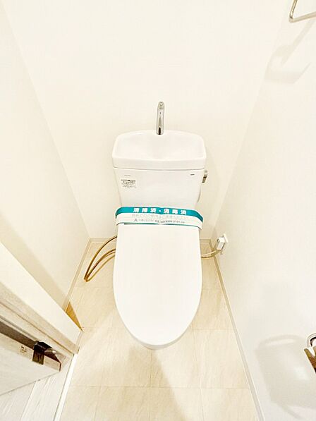 明るく清潔感のあるトイレです。