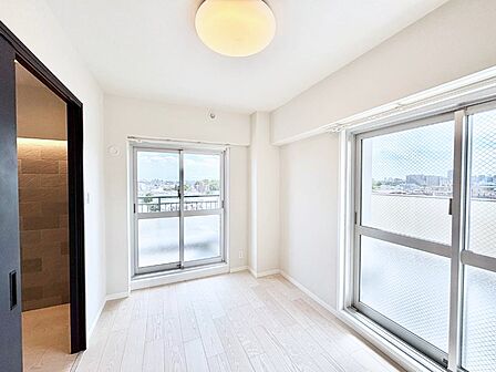 2面採光の洋室。窓から入り込む陽光がお部屋全体を優しく包み込みます!