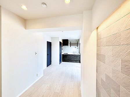 10.3帖のリビングダイニング。アクセントクロスで空間に彩りをプラス。