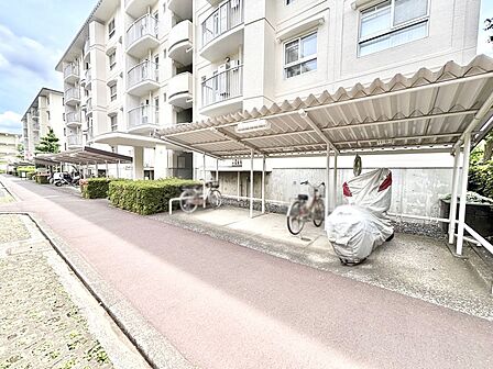 駐輪場は屋根付き