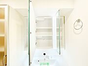 三面鏡の裏に、化粧品や衛生用品などを収納可能。洗面台をすっきりと保ちます！