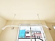 室内物干しポール。梅雨や花粉の時期に大活躍します。  
