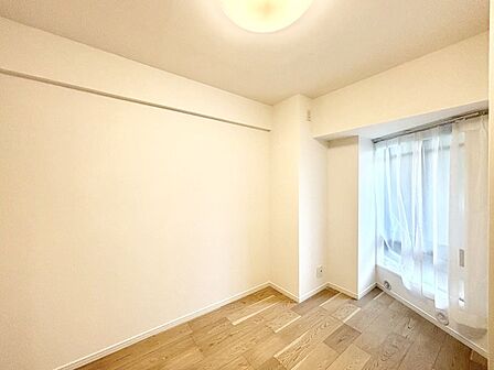 窓からのやさしい光が心地よいプライベートルーム