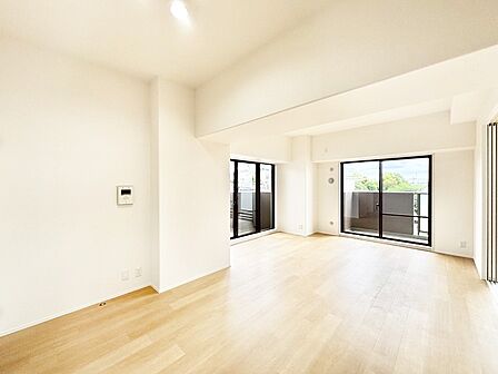明るい陽光が注ぎ、寛ぎの雰囲気に満たされるダイニング。   