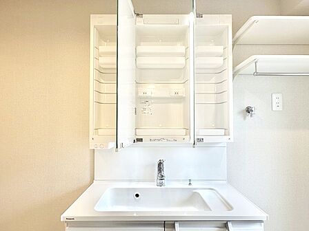 設備「無料オンライン相談」受付中!三面鏡の裏に、化粧品や衛生用品などを収納可能。