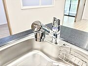 いつでも清潔なおいしいお水を。一つの水栓で水道水と浄水を使い分け。