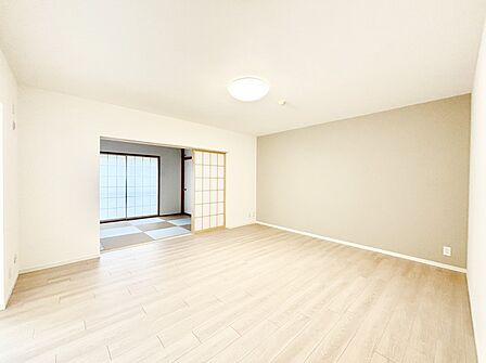 明るい陽光が注ぎ、寛ぎの雰囲気に満たされるダイニング。