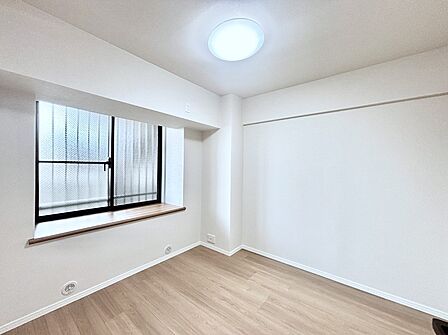 窓からのやさしい光が心地よいプライベートルーム