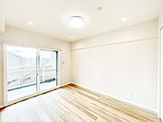 バルコニーからたっぷり入ってくる陽光がお部屋全体を優しく包み込みます！