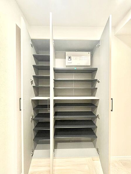 設備「無料オンライン相談」受付中！たっぷり収納できるシューズボックスで家族全員の靴も、玄関すっきり。  