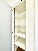 廊下収納。掃除道具や季節の小物を収納することができます。