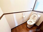 清潔感あるシャワートイレ。小窓から光が注ぎ込みます！。 ※CG加工あり