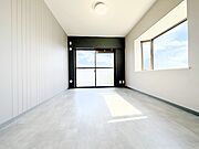 バルコニーに繋がるお部屋は開放感があります。　