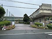 出水小学校 890m