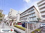 【外観】江坂駅徒歩5分と好立地で住みやすい物件です！駐車場やエレベーターもついているので生活もしやすいですよ♪