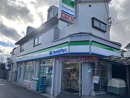 ファミリーマート吹田山手3丁目店 210m