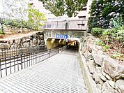 緑地公園駅地下鉄御堂筋線直通の緑地公園駅は「新大阪」まで約8分、「梅田」まで約14分。「心斎橋」まで約22分。乗り換えなしで大阪の都心部まで行けます。 1090m