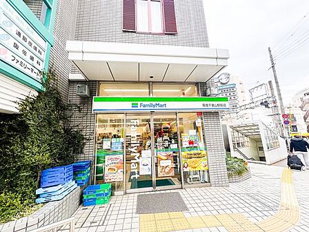 ファミリーマート 阪急千里山駅前店 620m