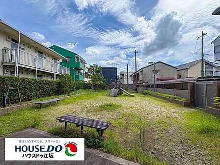敷地内には遊具を備えた遊園スペースを設置。お子様が安心してのびのび遊べる、子育て世帯に嬉しい住環境です。