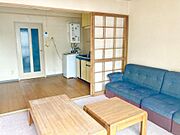 ダイニングキッチンのすぐ隣に和室があり、襖を開放すればリビングとして活用できます♪和室をフローリングにリフォームして使用する事も可能です（写真は和室にカーペットを敷いた使用例）