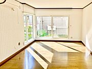 約16.9帖の広々としたリビングダイニング。大きな窓から自然光が差し込み、日中は照明いらずの明るさです。5人掛けのダイニングテーブルも置ける、ゆったりとした空間になっています。