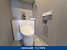 トイレ：お洒落で居心地の良いトイレ空間。ストックや掃除用具などの収納スペースもありますよ。