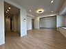 その他：温かみのあるナチュラルテイストなリビング空間です！隣接するお部屋の引き戸を開放すれば広々とした一体感のある空間として活用可能♪大きな出窓にはインテリアや観葉植物をおしゃれに飾ることができます！