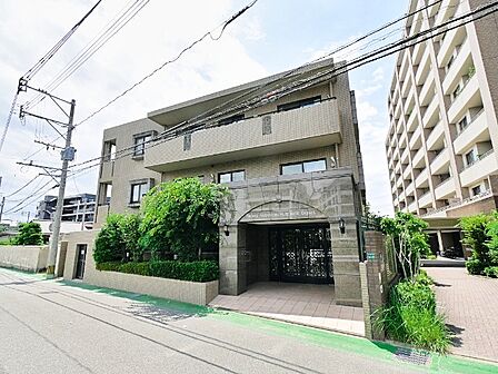 統一した色調でデザインされたマンションは周囲と調和した景観を生み出しています。