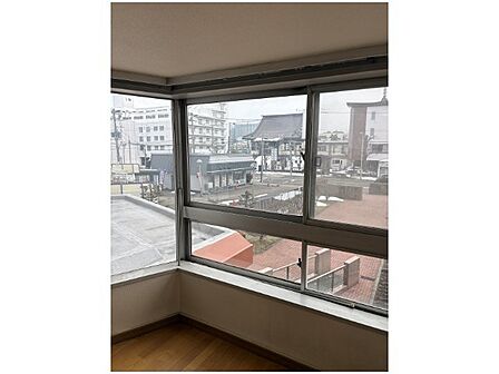 2面に大きく取られた窓から街並みを一望できる部屋です!明るい光が差し込む開放的な空間で、毎日気持ちよく過ごせます。天気の良い日には遠くまで見渡せる、お気に入りのリラックス空間になりそうですね♪